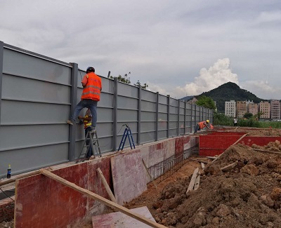工地建筑圍擋：工程項(xiàng)目的安全環(huán)保小能手，旭東鋼構(gòu)出品